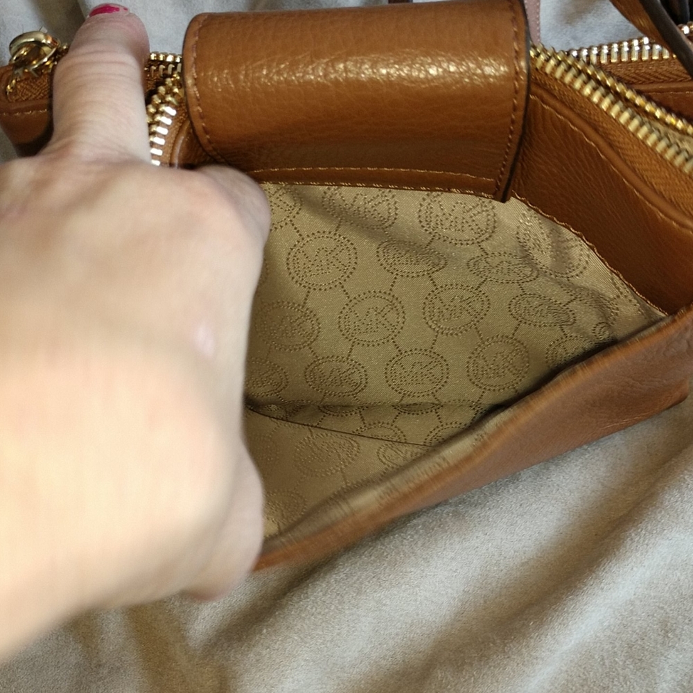 Michael Kors leather tan crossbody - Picture 8 of 9